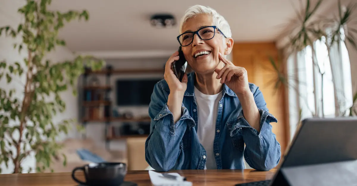 businesswoman-talking-to-her-superior-over-the-phone